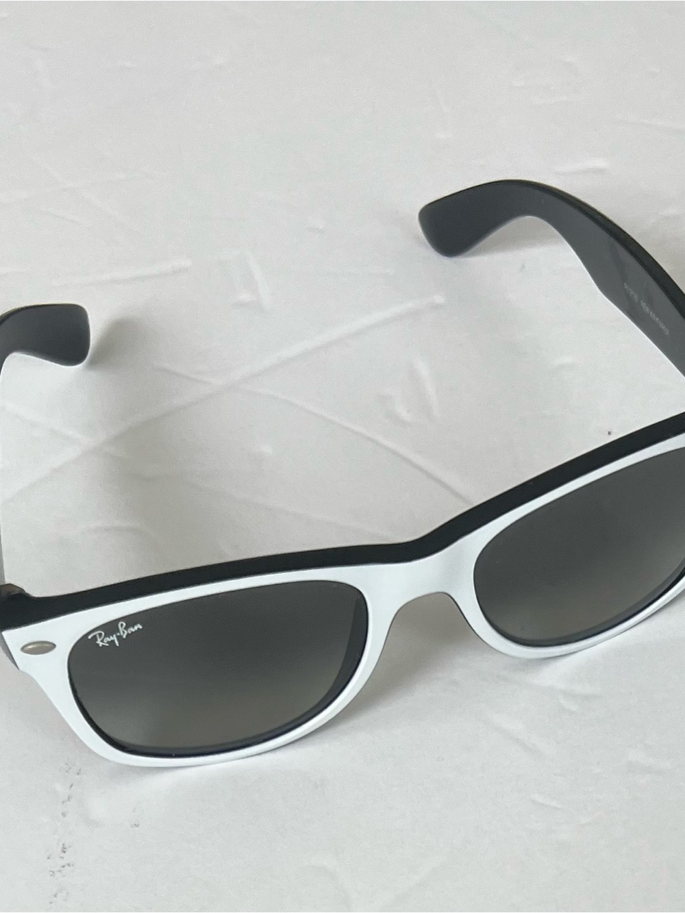 Ray Ban New Wayfarer RB 2132